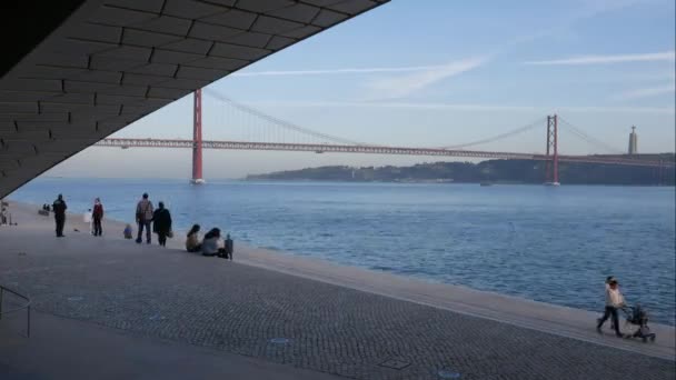 Time lapse dei pedoni vicino al fiume Tago, Lisbona, Portogallo incorniciato dall'architettura del MAAT Museum — Video Stock