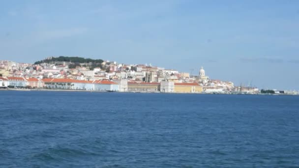 Lissabon oude stadscentrum, Pov uitzicht vanaf een veerboot over de rivier Taag, Portugal — Stockvideo