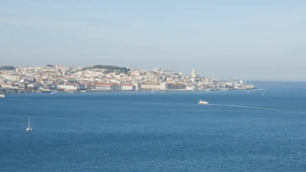 Hög perspektiv zooma in tidsfördröjning av Lissabons gamla centrum, Visa från Almada, Portugal — Stockvideo