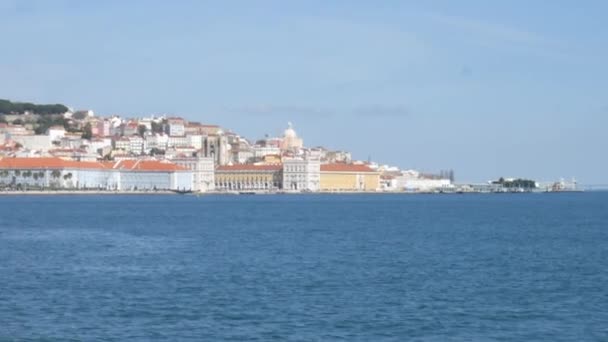 Stare centrum Lizbony, zobacz Pov z łódki brodu na rzece Tag, Portugalia — Wideo stockowe