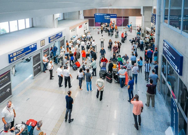 Upptagen internationella ankomsthallen på Galeao Rio de Janeiro International Airport, Brasilien — Stockfoto