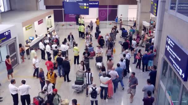 Occupata sala arrivi internazionali all'aeroporto internazionale Galeao Rio de Janeiro, Brasile — Video Stock