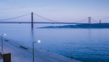 Dönüm noktası 25 Nisan köprüde Tagus Nehri Cristo Rei ile arka planda, Lisbon, Portekiz