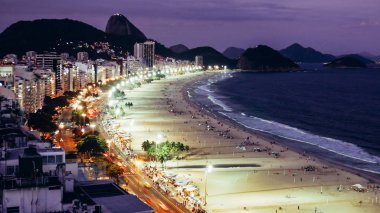 Rio de Janeiro, Brezilya yukarıda, her bakıldığında ikonik Copacabana Plajı