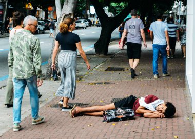 Rio de Janeiro, Brezilya için kaldırımda uyku kaba evsiz genç adam