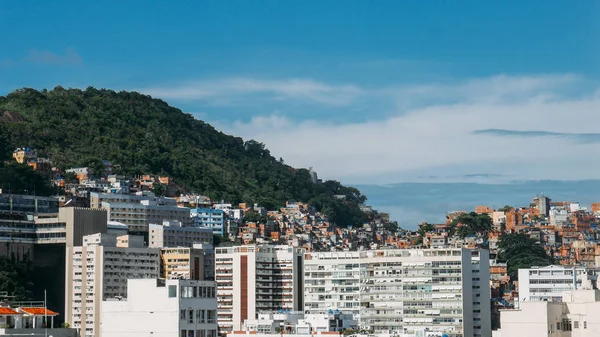 Nézd favela Cantagalo Ipanema, Rio de Janeiro, képen fenti. Kalyiba város szokott lenni egy elsődleges kábítószer foglalkozó helyszínen, amíg a favela praktikáival volt, 2009-ben — Stock Fotó