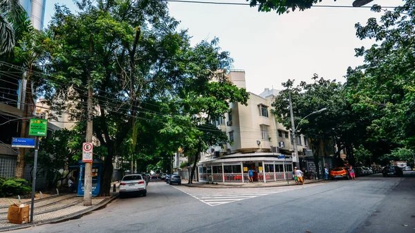 Ampio angolo di vista di un angolo di strada nel quartiere di lusso South Zone di Leblon a Rio de Janeiro — Foto Stock