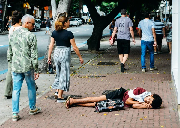 Homeless joven durmiendo áspero en la acera en Río de Janeiro, Brasil — Foto de Stock