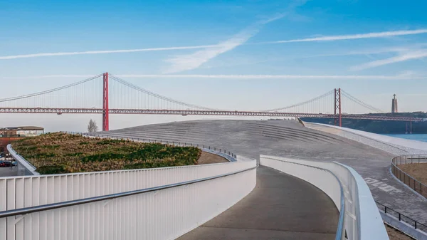 Gångbro som leder till Landmark 25 April bron på floden Tejo, Lissabon, Portugal — Stockfoto