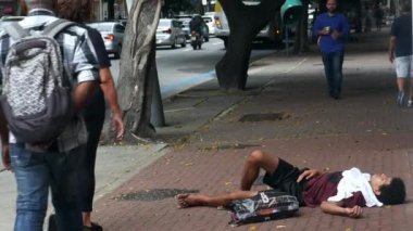 Rio de Janeiro, Brezilya - 4 k için kaldırımda uyku kaba evsiz genç adam