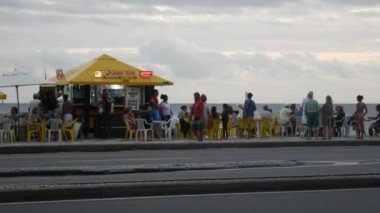 Adam gitarı ile bossa nova stil Brezilya müziği çalarken Ipanema Plajı üzerinde canlı bilgi noktası