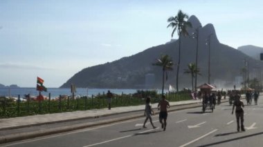 Cariocas ve Rio de Janeiro, Brezilya - 4 k için ünlü Ipanema mahalle plaj yakınındaki egzersiz turist