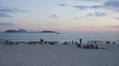 Bazı altinho keepy uppy plaj futbolu günbatımında Ipanema Plajı üzerinde oynarken Carioca Brezilyalılar sakin ol