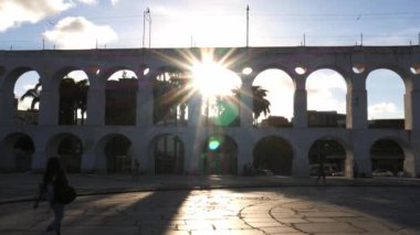 Carioca yayalar yapraklara 19. yüzyıl sömürge Lapa Arches, Rio de Janeiro, Brezilya arka aydınlatma ile