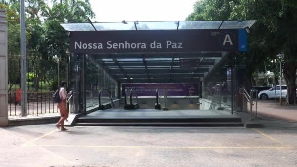 Ingresso alla stazione della metropolitana di Nossa Senhora da Paz a Ipanema, Rio de Janeiro, Brasile - 4K — Video Stock