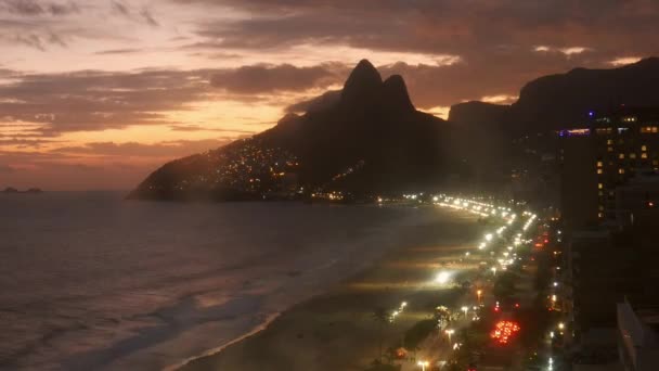 Coucher de soleil spectaculaire sur la plage d'Ipanema à Rio de Janeiro, Brésil — Video