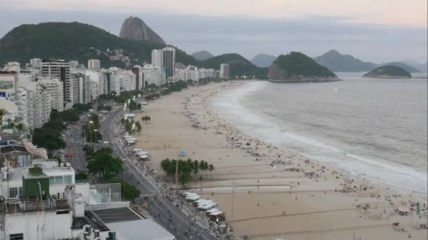 Время на пляже Копакабана, Рио-де-Жанейро, Бразилия — стоковое видео