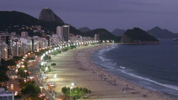 Time lapse de la circulation nocturne sur la plage de Copacabana, vue d'en haut, Rio de Janeiro, Brésil — Video