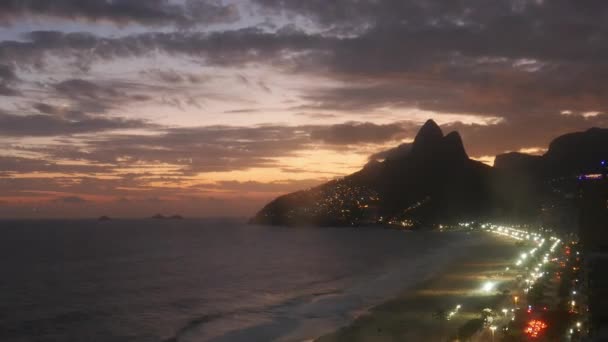 Dramaattinen timelapse auringonlaskun pilvet Ipanema Beach Rio de Janeiro, Brasilia — kuvapankkivideo