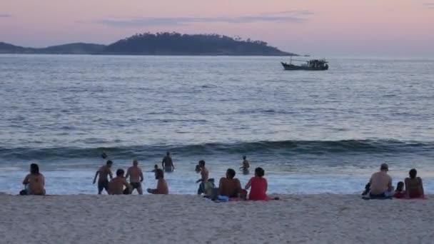 カリオカ ブラジル イパネマのビーチ、リオデジャネイロ、ブラジルで夕暮れ時 altinho keepy uppy ビーチ サッカーを再生 — ストック動画