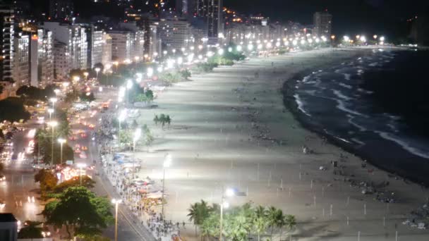 Čas zanikla noční provoz na Copacabana beach, z pohledu výše, Rio de Janeiro, Brazílie — Stock video
