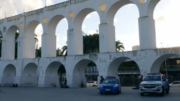 Две полицейские машины у арки Лапа, Рио-де-Жанейро, Бразилия — стоковое видео