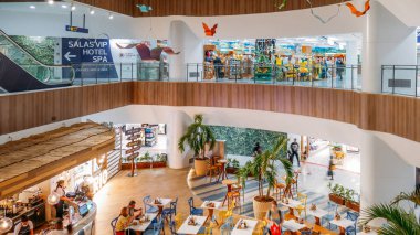 Yüksek perspektif görünüm yolcu restoranda ve duty free mağazaları Havalanı Galeao Rio de Janeiro, Brezilya