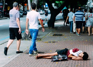 Ipanema, Rio de Janeiro, Brezilya kaldırım kadar uyuyan sert evsiz genç adam
