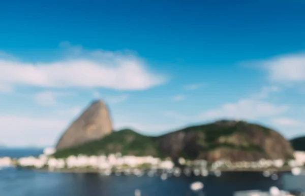 Vista abstracta deliberadamente desenfocada de la montaña Sugarloaf y el horizonte de Río de Janeiro Brasil reflexionando sobre la bahía de Botafogo —  Fotos de Stock