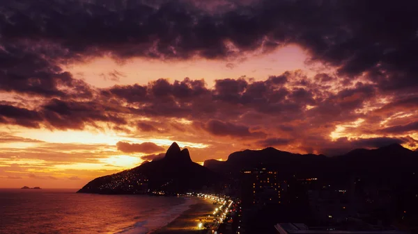 Gyönyörű bíbor naplemente az Ipanema és Leblon strandok a Rio de Janeiro, Brazília — Stock Fotó