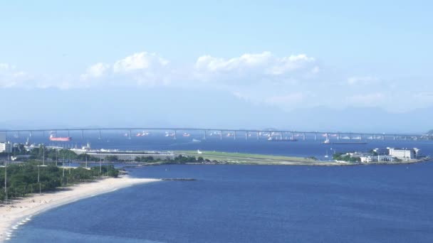 Самолет взлетает с взлетно-посадочной полосы аэропорта Рио-де-Жанейро RJ Сантос Дюмон на заливе Гуанабара - 4K — стоковое видео