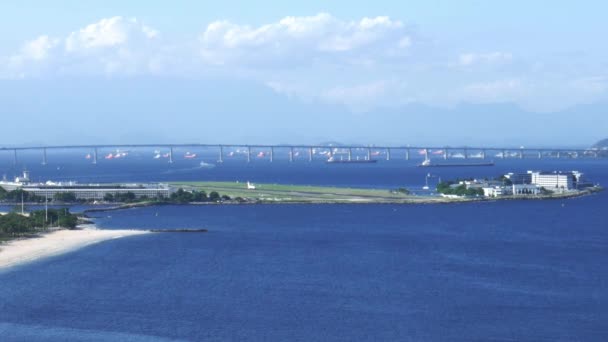 Avión despegando de la pista en el Aeropuerto de Río de Janeiro RJ Santos Dumont en la Bahía de Guanabara - 4K — Vídeos de Stock