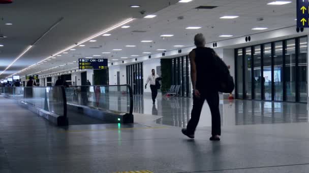 Cestující na Pohyblivý chodník na letiště Galeao Rio de Janeiro Mezinárodní letiště, které sloužily 16,2 m cestujících v roce 2016 — Stock video