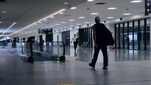 Podróżujący na ruchomy chodnik o Galeao Rio de Janeiro International Airport, który służył 16,2 m pasażerów w 2016 — Wideo stockowe