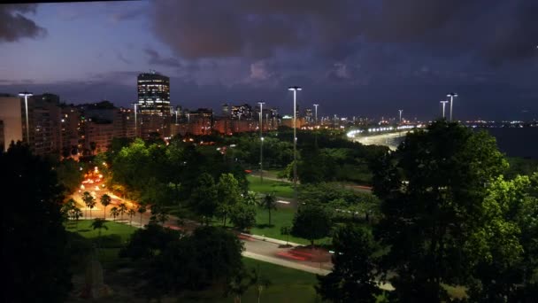 Vysoké perspektivy noční timelapse z Aterro do Flamengo, Rio de Janeiro, Brazílie — Stock video