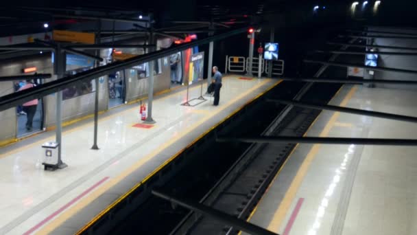 Commuters board and disembark train at General Osorio metro station in Rio de Janeiro, Brazil — Stock Video