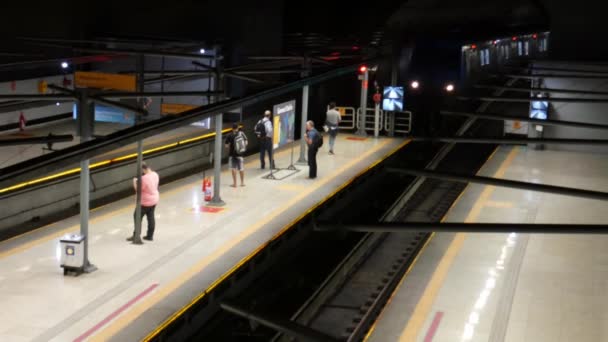 Los pasajeros abordan y desembarcan el tren en la estación de metro General Osorio en Río de Janeiro, Brasil — Vídeos de Stock