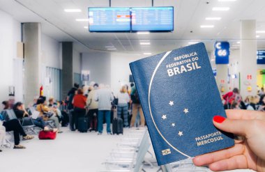Brezilya pasaportu tutan kadın uçakta uçağa kadar sıraya hazır