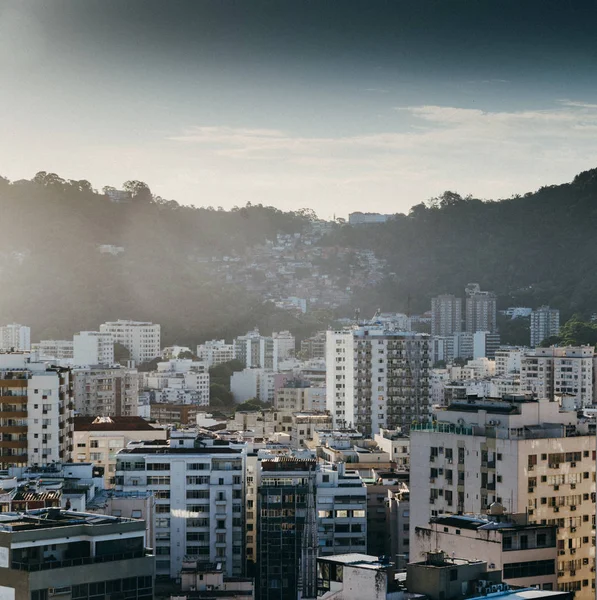 Paisaje urbano de gran altura con una favela de fondo, Río de Janeiro, Brasil —  Fotos de Stock