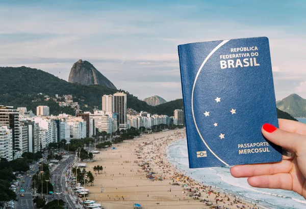 Mulher portadora de passaporte brasileiro com vista para a Praia de Copacabana, Rio de Janeiro, Brasil — Fotografia de Stock