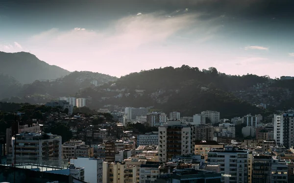 Stadsbilden av höga löne förhöjningar med en Favela i bakgrunden, Rio de Janeiro, Brasilien — Stockfoto