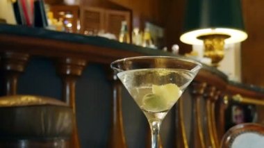 Barmen Hotel Palacio, Estoril, Portekiz içinde Spies Bar'da bir kokteyl hazırlar
