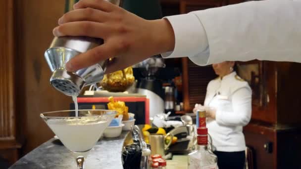 O barman prepara um cocktail no Spies Bar dentro do Hotel Palácio, Estoril, Portugal — Vídeo de Stock