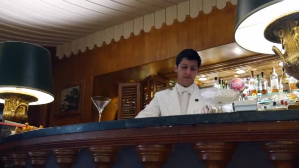 O barman prepara um cocktail no Spies Bar dentro do Hotel Palácio, Estoril, Portugal — Vídeo de Stock