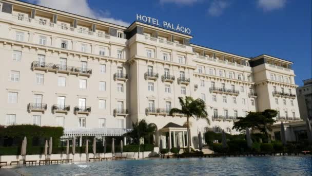Timelapse de fachada frontal del famoso Hotel Palacio en Estoril, Portugal — Vídeo de stock