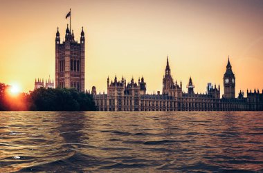 Gün batımında sular altında kalan parlamento binalarının dijital manipülasyonu, Londra, İngiltere