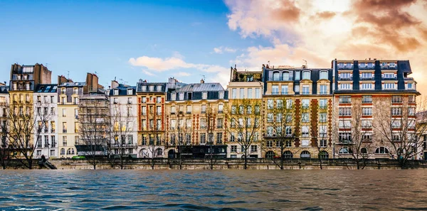 Manipulación digital de las orillas del río Sena se inundan en París, Francia - concepto de cambio climático — Foto de Stock