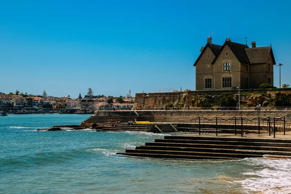 Piscina Oceánica Alberto Romano en Cascais, Lisboa, Portugal en un día soleado — Foto de Stock