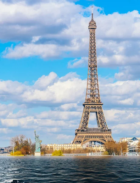 Réchauffement climatique, fonte des calottes glaciaires concept d'inondation à Paris, France — Photo