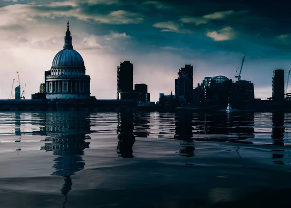 Digital manipulation konceptuella arbete översvämmade Thames River med St Pauls Cathedral och City skyline, London, Storbritannien — Stockfoto